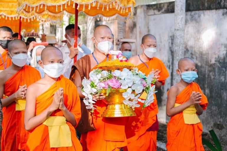 Chư Tăng chùa Rạch Sỏi cung nghinh xá-lợi Phật