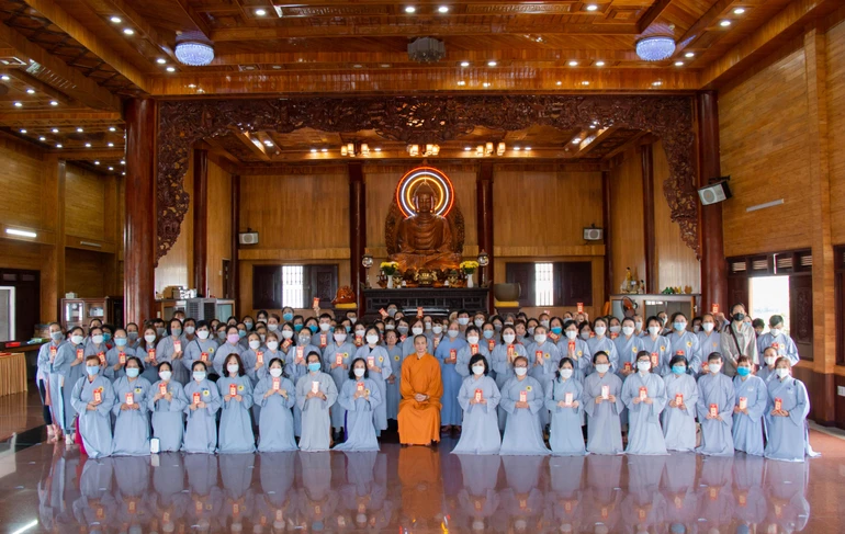 Phật tử vân tập về chùa Diệu Pháp tham dư khóa tu "Một ngày ly tham" vào ngày 6-3