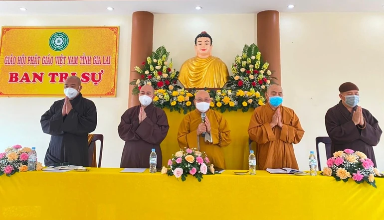 Chư tôn đức niệm Phật cầu gia hộ trước khi tiến hành phiên họp