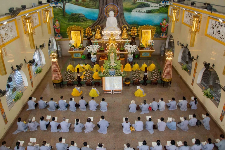 Khoá lễ khánh đản Bồ-tát Quán Thế Âm trang nghiêm diễn ra tại chánh điện chùa Vạn Đức