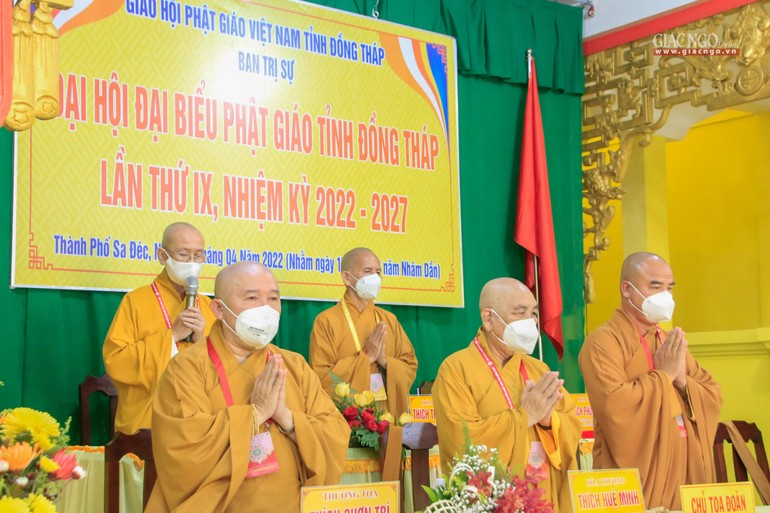 Chư tôn đức niệm Phật cầu gia hộ trước khi tiến hành phiên đại hội trù bị