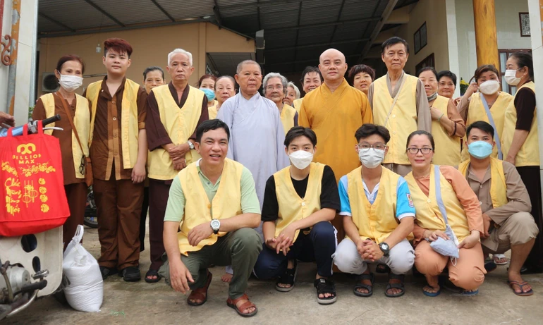 Sư cô Thích nữ Nhuận Lộc, Đại đức Thích Quảng Duyên và Hội Từ thiện Cảnh Tâm trong buổi trao quà tại tịnh thất Hạnh Nhơn
