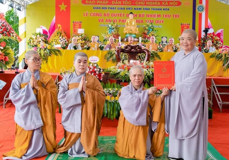 Ni sư Thích nữ Đàm Hòa, Phó ban Trị sự GHPGVN tỉnh Thanh Hóa trao quyết định bổ nhiệm trụ trì chùa Kim Quy đến Sư cô Thích nữ Chơn Nhã