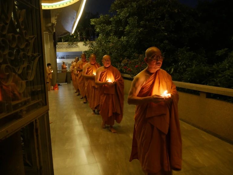 Chư Tăng tịnh xá Trung Tâm thắp hoa đăng, kinh hành, đồng niệm danh hiệu Đức Bồ-tát Quán Thế Âm
