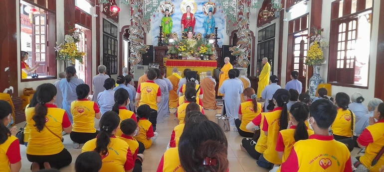 Đoàn cúng dường tại trường hạ chùa Pháp Hội