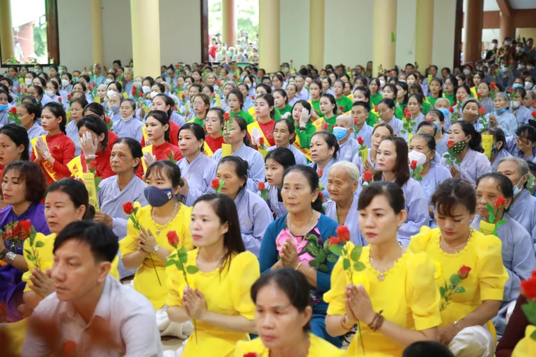 Hơn 4.000 thiện nam, tín nữ về tham dự Đại lễ Vu lan tại chùa Cổ Am (huyện Diễn Châu, tỉnh Nghệ An)