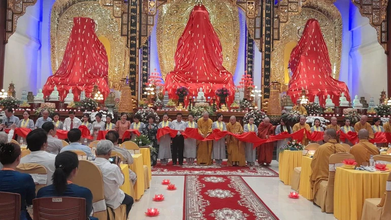 Cắt băng khánh thành chánh điện chùa Diệc vào ngày 14-8