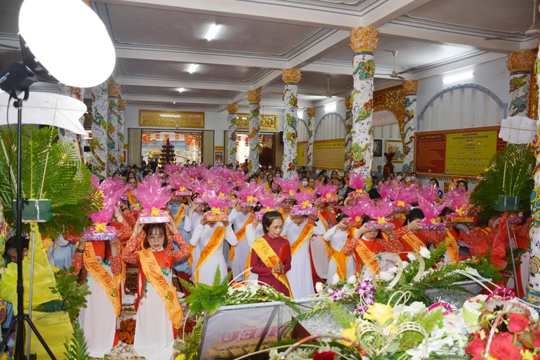 Phật tử chùa Thiền Lâm thành kính dâng pháp y cúng dường chư tôn đức