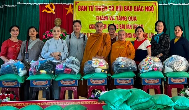 Chư Tăng Ni Ban Từ thiện - Xã hội báo Giác Ngộ cùng các mạnh thường quân trong chuyến từ thiện tại Đắk Lắk