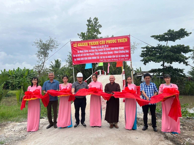 Cắt băng khánh thành cầu Phước Thiện tại ấp Mười Hùng, xã Vĩnh Tuy, huyện Gò Quao, Kiên Giang