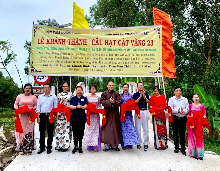Lễ khánh thành cầu Hạt Cát Vàng 23 tại ấp Đá Bạc, xã Khánh Bình Tây, huyện Trần Văn Thời, Cà Mau