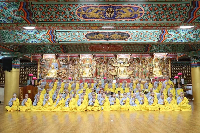 Các hành giả xuất gia gieo duyên trong khóa tu "Nương tựa Tăng-già" tại chùa Hoàng Hải (TP.Pohang, Hàn Quốc)