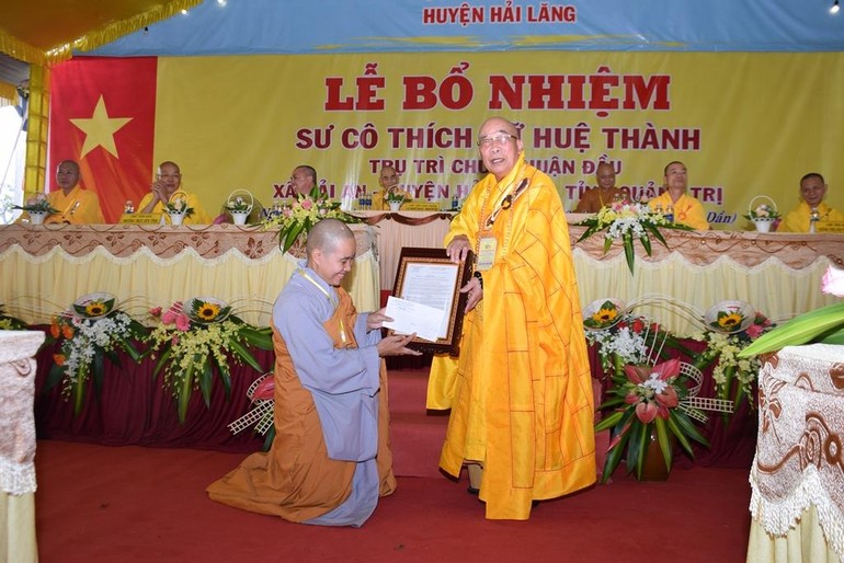 Hòa thượng Thích Thiện Tấn, Trưởng ban Trị sự GHPGVN tỉnh Quảng Trị trao quyết định bổ nhiệm trụ trì chùa Thuận Đầu đến Sư cô Thích nữ Huệ Thành