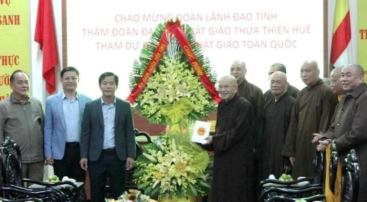 Đoàn lãnh đạo tỉnh Thừa Thiên Huế tặng hoa chúc mừng Phật giáo tỉnh nhân thành công Đại hội Phật giáo toàn quốc lần IX