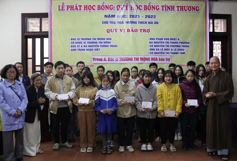 Hòa thượng Thích Hải Ấn chụp ảnh lưu niệm với các học sinh, sinh viên được nhận học bổng