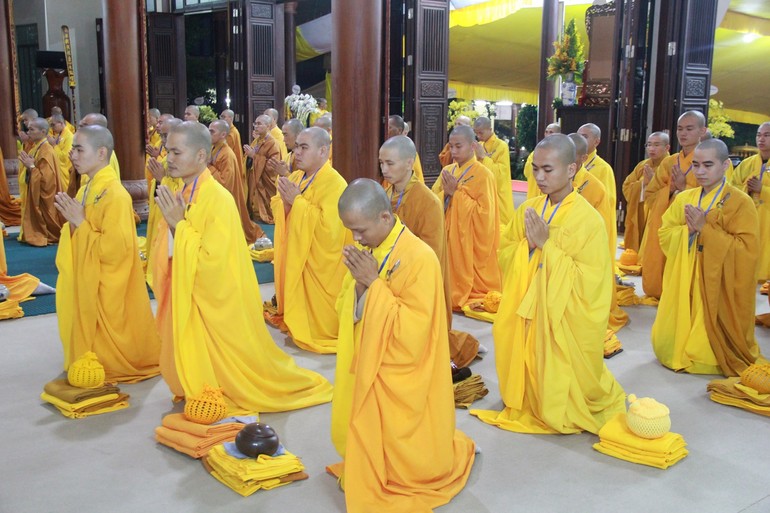 Chư giới tử cầu thọ giới pháp tại Đại giới đàn Mật Hiển