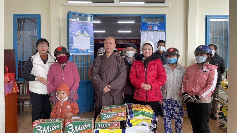 Đoàn trao quà từ thiện tại xã Lộc Thành, huyện Bảo Lâm, Lâm Đồng