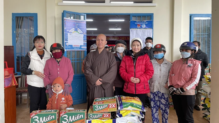 Đoàn trao quà từ thiện tại xã Lộc Thành, huyện Bảo Lâm, Lâm Đồng