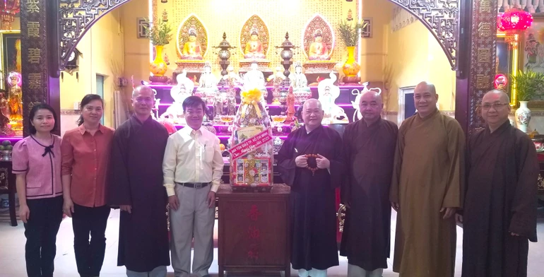 Ban Tôn giáo TP.HCM tặng quà chúc Tết Quý Mão đến Ban Trị sự Phật giáo quận 8