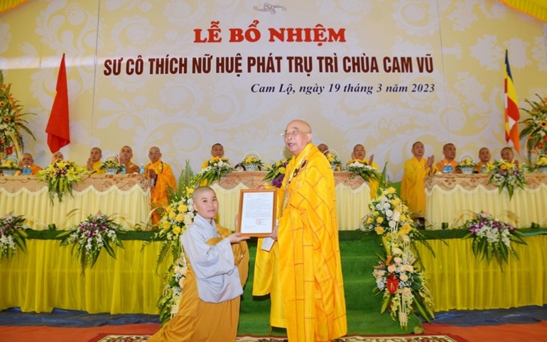 Hòa thượng Thích Thiện Tấn trao quyết định bổ nhiệm trụ trì chùa Cam Vũ đến Sư cô Thích nữ Huệ Phát