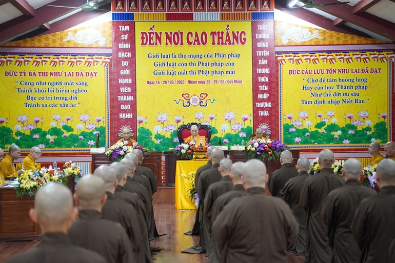 Hội đồng Giới sư đăng đàn truyền giới Sa-di