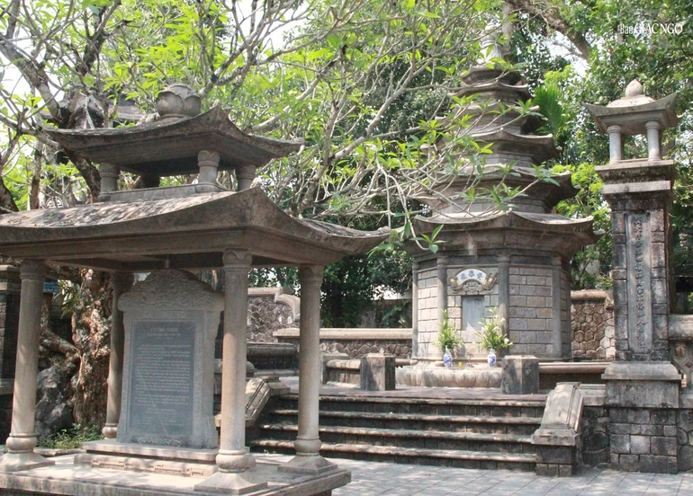 Bảo tháp cố Trưởng lão Hòa thượng Thích Trí Thủ trong khuôn viên tổ đình Báo Quốc