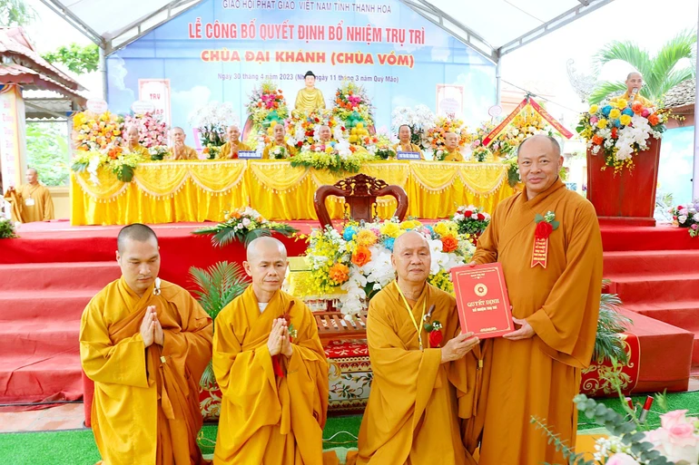 Thượng tọa Thích Tâm Định trao quyết định bổ nhiệm trụ trì chùa Đại Khánh đến Đại đức Thích Trúc Thông Tánh