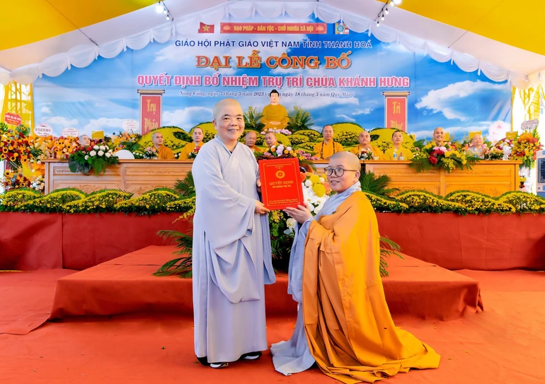 Ni trưởng Thích nữ Đàm Hòa, Phó Trưởng ban Trị sự GHPGVN tỉnh Thanh Hóa trao quyết định bổ nhiệm trụ trì chùa Khánh Hưng đến sư cô Thích nữ Nhuận Quân