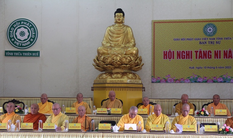 Chư tôn giáo phẩm chứng minh hội nghị