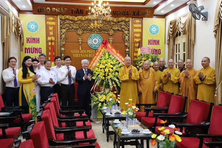 Chủ tịch T.Ư MTTQVN Đỗ Văn Chiến cùng các thành viên của đoàn tặng hoa chúc mừng Phật đản Phật lịch 2567 đến Hội đồng Trị sự GHPGVN