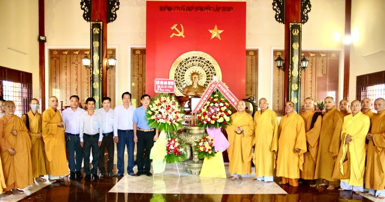 Chư tôn đức đặt vòng hoa tưởng niệm tại đền thờ liệt sĩ thị xã Gò Công