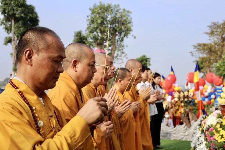 Chư tôn đức niêm hương bạch Phật