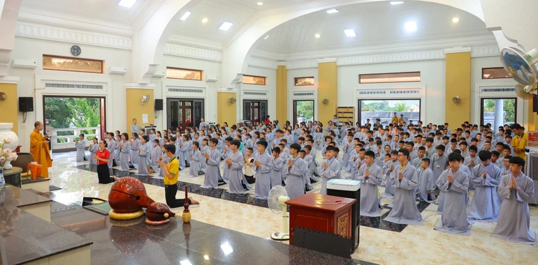 Chư Tăng chùa Viên Quang hướng dẫn tu sinh tụng kinh, niệm Phật