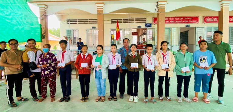 Trao quà đến các em học sinh - Ảnh: H.Duyên