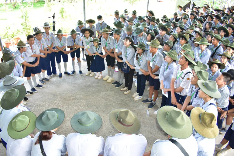 Các trại sinh kết dây thân ái