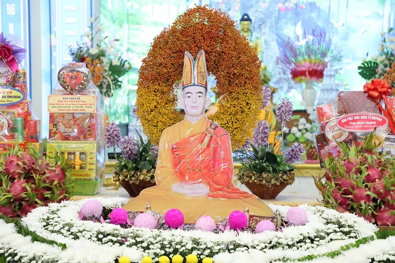 Chân dung tôn tượng Hòa thượng Thích Minh Tịnh