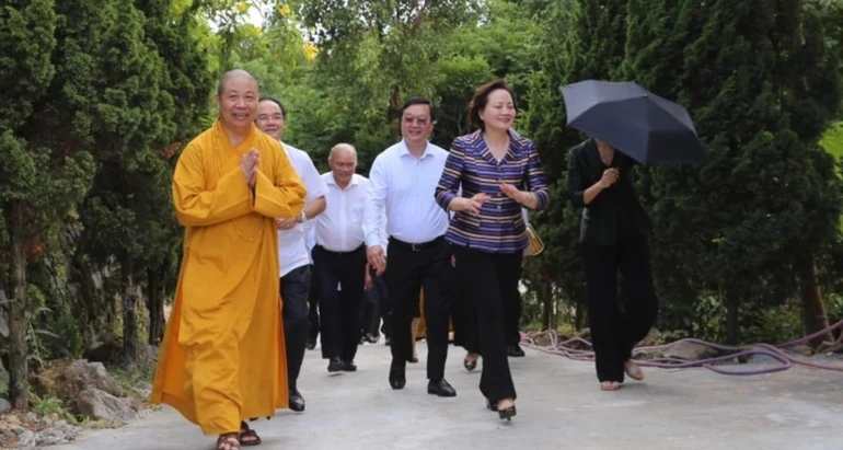 Hòa thượng Thích Thọ Lạc hướng dẫn đoàn công tác Bộ Nội vụ tham quan chùa Đại Tuệ