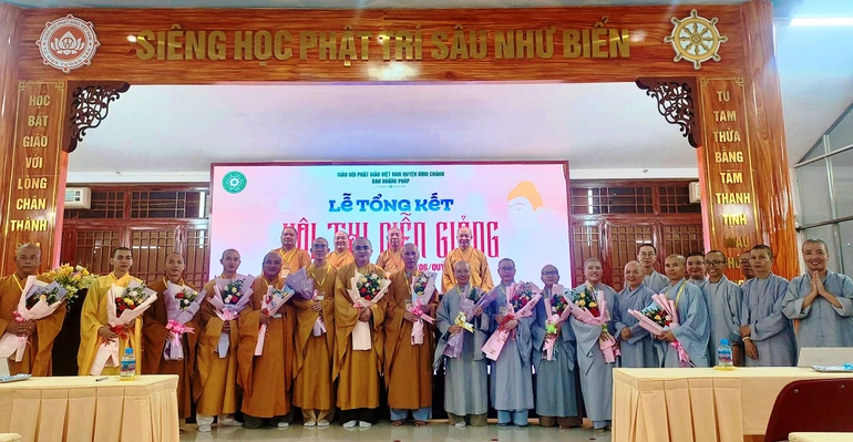 Tặng hoa đến các hành giả tham dự hội thi