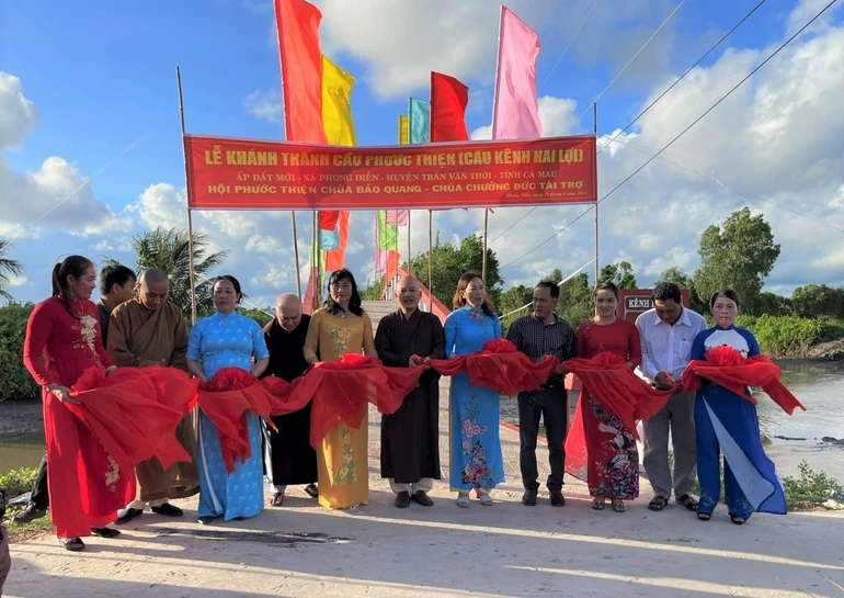 Cắt băng khánh thành cầu Phước Thiện tại ấp Đất Mới, X.Phong Điền, H.Trần Văn Thời, Cà Mau