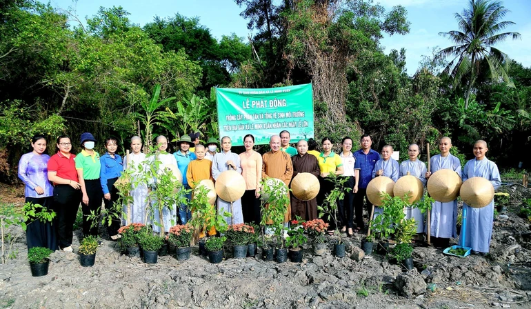 Lễ phát động trồng cây tại ấp 3, X.Lê Minh Xuân, H.Bình Chánh vào sáng 27-8