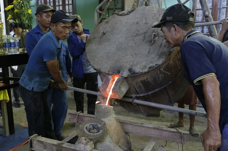 Chính thức rót đồng đúc đại hồng chung chùa Đức Hậu