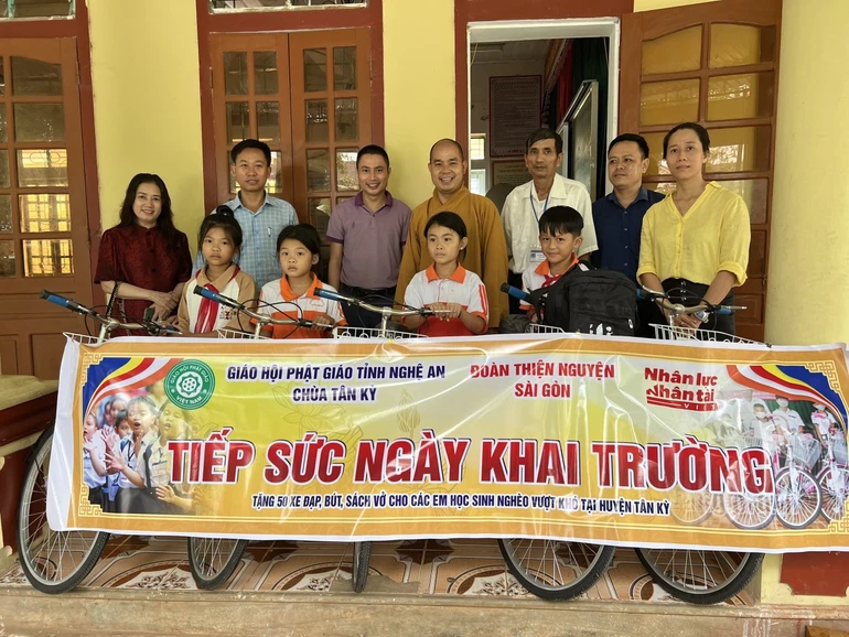 Chương trình "Tiếp sức ngày khai trường" tặng 50 chiếc xe đạp cho các em học sinh có hoàn cảnh khó khăn