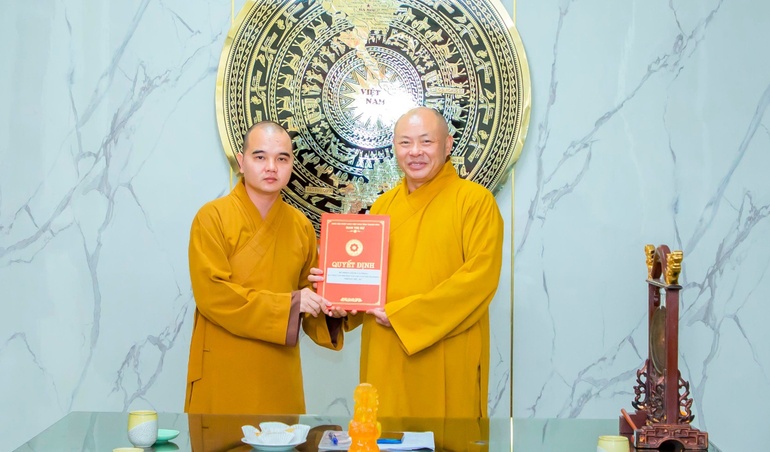 Thượng tọa Thích Tâm Định trao quyết định của Hội đồng Trị sự bổ nhiệm Đại đức Thích Nguyên Hiệp giữ chức vụ Chánh Văn phòng Ban Trị sự GHPGVN tỉnh Thanh Hóa, khóa VIII (2022-2027)