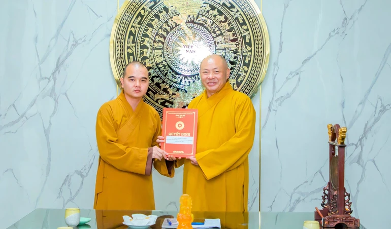 Thượng tọa Thích Tâm Định trao quyết định của Hội đồng Trị sự bổ nhiệm Đại đức Thích Nguyên Hiệp giữ chức vụ Chánh Văn phòng Ban Trị sự GHPGVN tỉnh Thanh Hóa, khóa VIII (2022-2027)