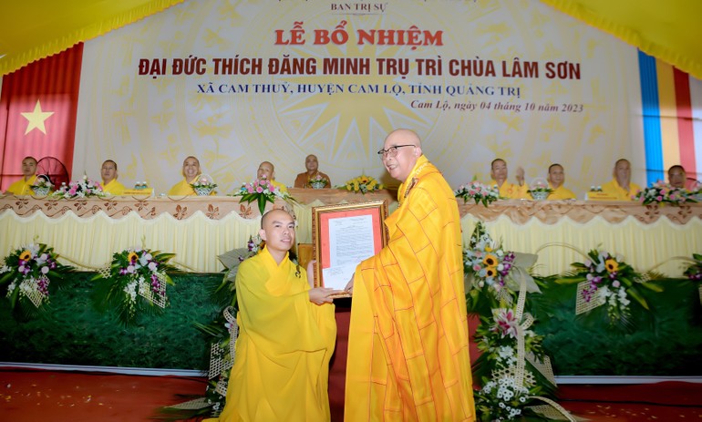 Hòa thượng Thích Thiện Tấn, Trưởng ban Trị sự GHPGVN tỉnh Quảng Trị trao quyết định bổ nhiệm trụ trì chùa Lâm Sơn đến Đại đức Thích Đăng Minh