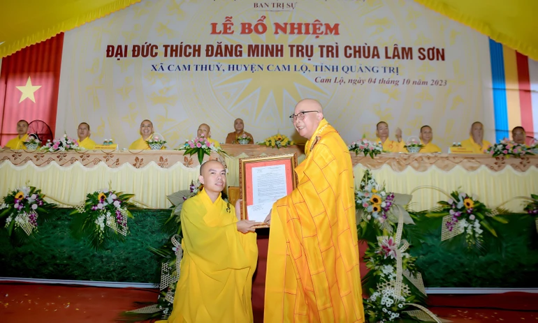 Hòa thượng Thích Thiện Tấn, Trưởng ban Trị sự GHPGVN tỉnh Quảng Trị trao quyết định bổ nhiệm trụ trì chùa Lâm Sơn đến Đại đức Thích Đăng Minh