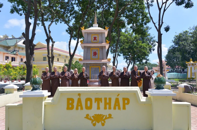 Chư tôn đức Ban Trị sự GHPGVN TP.HCM lưu niệm tại bảo tháp Trưởng lão Hòa thượng Thích Huệ Hưng