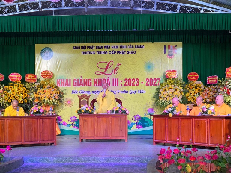 Hòa thượng Thích Thiện Văn, Trưởng ban Trị sự GHPGVN tỉnh Bắc Giang, Hiệu trưởng Trường Trung cấp Phật học tỉnh Bắc Giang phát biểu tại lễ khai giảng 