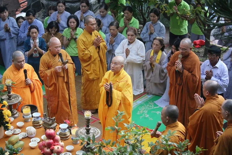 Chư tôn đức niêm hương bạch Phật, tụng kinh cầu nguyện