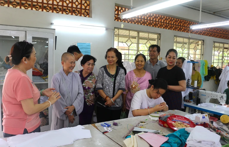 Đoàn thăm, tặng quà các em tại Trung tâm Giáo dục nghề nghiệp cho người khuyết tật và trẻ mồ côi (X.Xuân Thới Thượng, H.Hóc Môn)